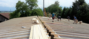 Dach - Holzschalung, Hinterlftung und Blech geben Schutz vor Sonne und Regen.