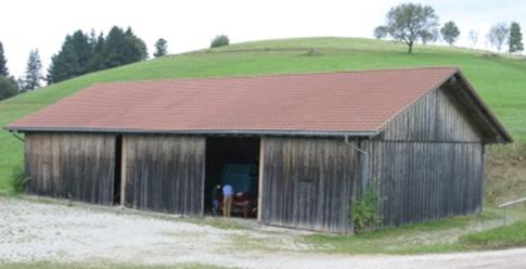 Abb. 3a: Untersuchte Maschinenhalle - usseres Erscheinungsbild (Fotos u. Zeichnung: Simon)