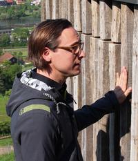 Dr. Daniel Hedrfer vom Institut fr Weinbau und Oenologie der LWG erklrt die Tropfbewsserung im Weinbau