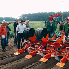 Trofbewässerung zu Kartoffeln - Demonstration von Verlegetechnik, montiert am Dammformer / © M. Müller, ALB Bayern e.V. Trofbewässerung zu Kartoffeln - Demonstration von Verlegetechnik, montiert am Dammformer