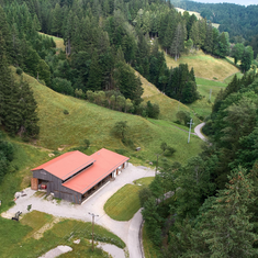 Hohe Niederschlge von 1.500 bis 1.800 mm jhrlich und extreme Steillagen prgen die Landschaft und stellten fr den Bau des Ziegenstalls eine Herausforderung dar 