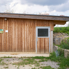 Der Abferkelstall wurde mit unbehandeltem Holz ausgefhrt, nach auen mit Sibirischer Lrche