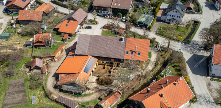 Der Assenhauser Hof mit hofeigener Kserei und Hofladen liegt mitten in Berg-Farchach nahe dem Starnberger See.