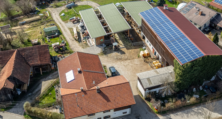 Der Lfflerhof in Berg-Farchach hat 2018 seinen Anbindestall in einen Liegeboxenlaufstall mit berdachtem Aussenfuttertisch und integriertem Laufhof umgebaut