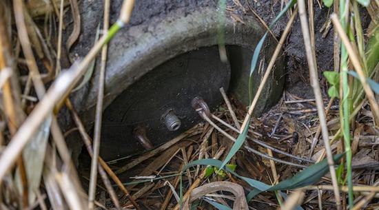 Anstauung von wasserabf�hrenden Gr�ben w�hrend der Sommermonate im Einflussbereich des Beregnungsvereins Schwebheim; Foto: ALB