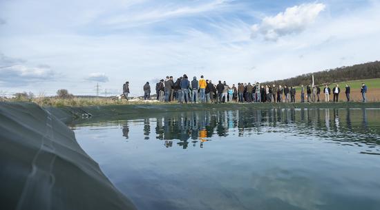 Die Schttung der vorhandenen Brunnen ist fr eine direkte Bewsserung zu gering, so dass am Betrieb Remlinger Rben zwei Erdfolienbecken zur Zwischenspeicherung gebaut wurden. Das besichtigte Becken fasst 8.000 Kubikmeter Wasser.