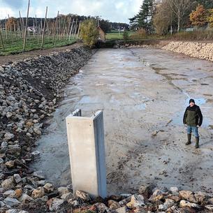 Karpfenteich nach Abschluss der Vertiefungs- und Umbaumaßnahmen, vor der Wiederbefüllung des Teiches. Bildquelle: Martin Oberle - LfL / © Martin Oberle - LfL Karpfenteich nach Abschluss der Vertiefungs- und Umbaumaßnahmen, vor der Wiederbefüllung des Teiches. Bildquelle: Martin Oberle - LfL